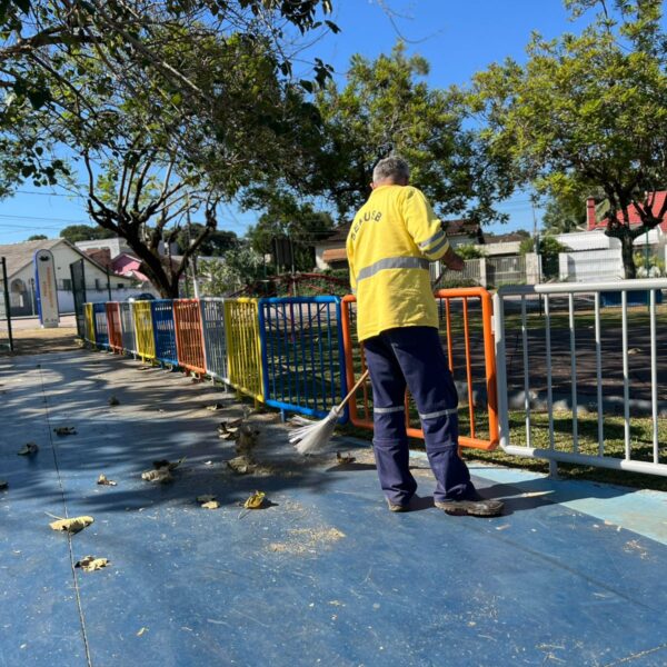 Reeducandos produzem vassouras recicláveis e reforçam serviços urbanos em Porto Velho