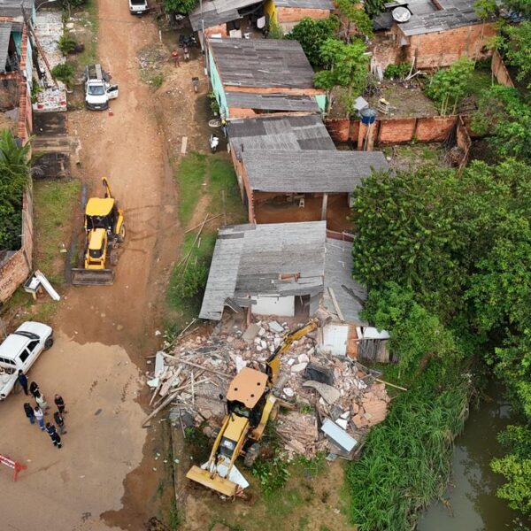 Prefeitura demole imóvel irregular em área de preservação em Porto Velho