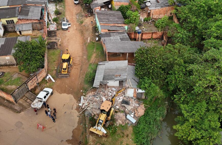 Prefeitura demole imóvel irregular em área de preservação em Porto Velho