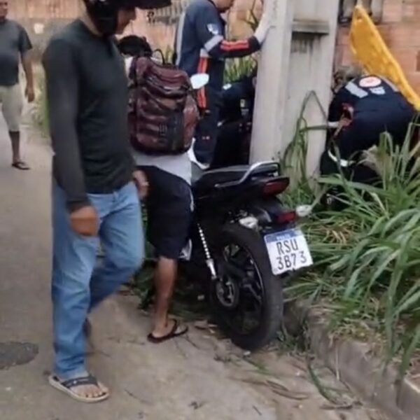 MOTOCICLISTA FICA EM ESTADO CRÍTICO APÓS COLISÃO VIOLENTA CONTRA POSTE EM PORTO VELHO