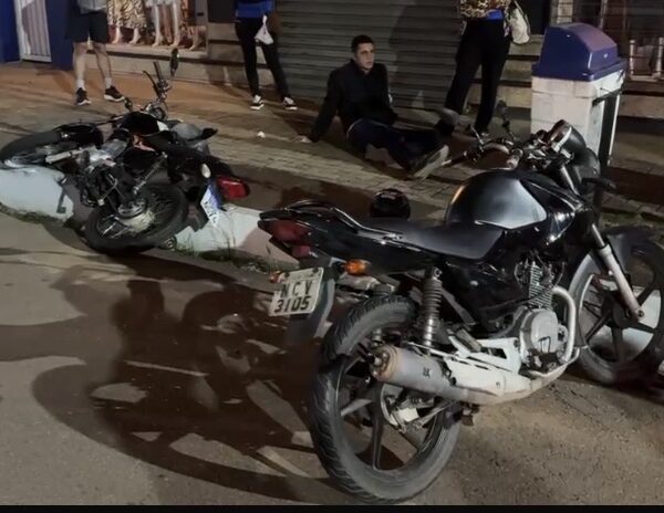 ACIDENTE NO CENTRO: COLISÃO ENTRE MOTOS DEIXA MULHER FERIDA EM PORTO VELHO