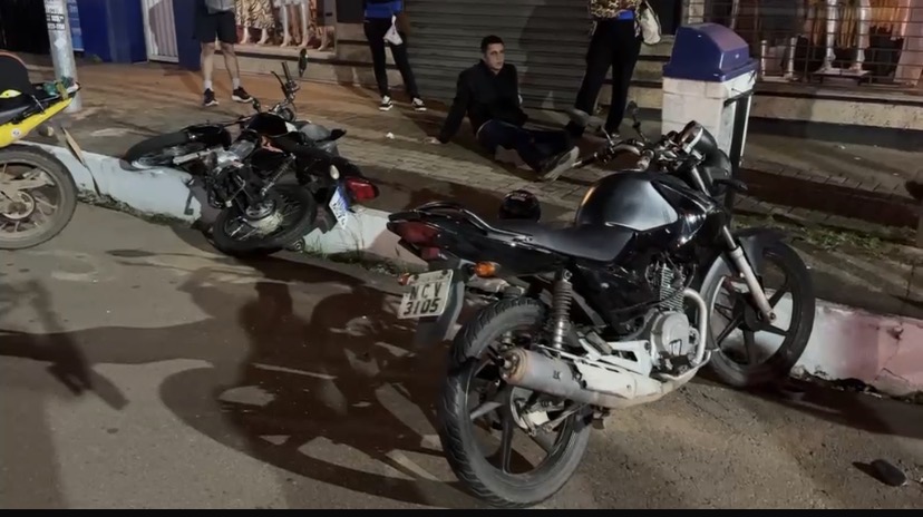 ACIDENTE NO CENTRO: COLISÃO ENTRE MOTOS DEIXA MULHER FERIDA EM PORTO VELHO