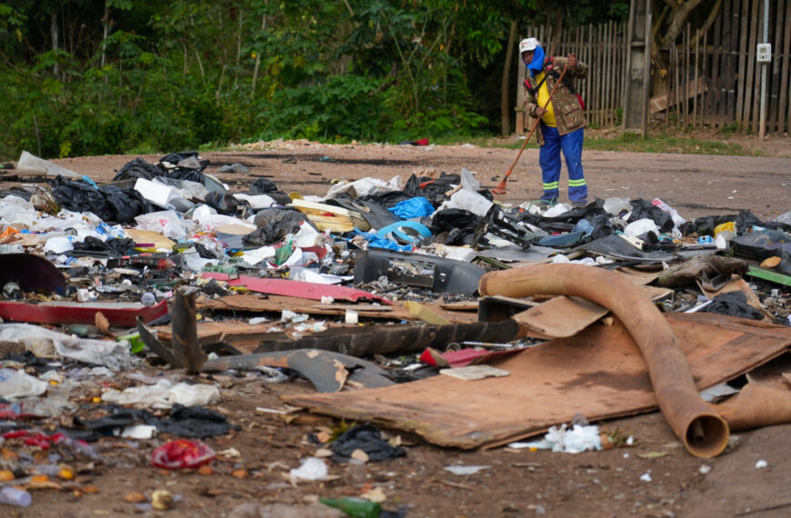 Prefeitura flagra descarte irregular e obriga infrator a recolher entulho em Porto Velho