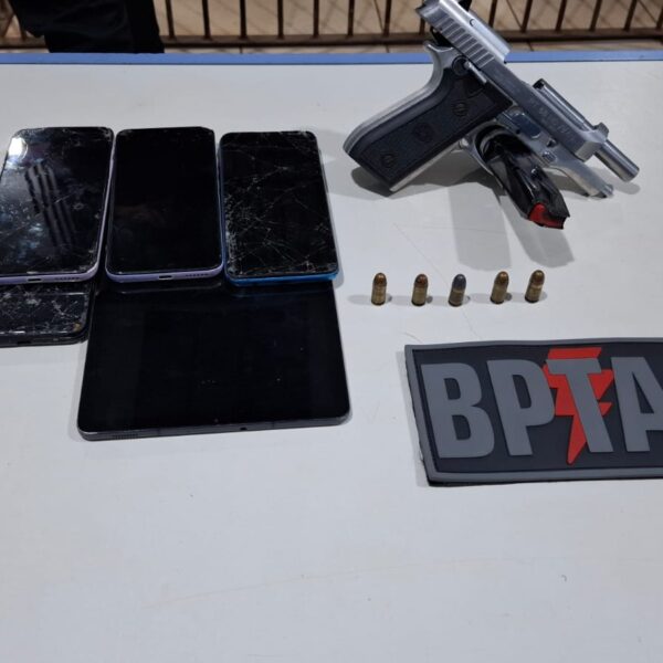 CHEFINHO DO CV” DE 22 ANOS É PRESO PELO BPTAR COM PISTOLA .380 E MUNIÇÕES EM CARRO DE APP