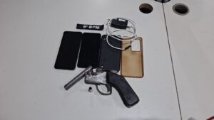ADOLESCENTES ARMADOS SÃO APREENDIDOS APÓS ROUBO NA ZONA&hellip;
