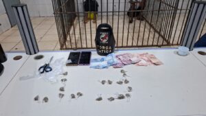 Dupla é flagrada com drogas e esquema de&hellip;