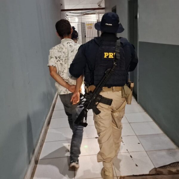 PRF prende homem com dois quilos de skunk dentro de táxi na BR-364 em Porto Velho
