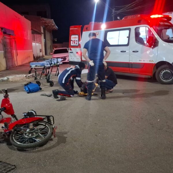 GRAVE ACIDENTE ENTRE MOTOCICLETAS DEIXA TRÊS FERIDOS NO BAIRRO TEIXEIRÃO