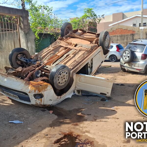VÍDEO: Carro capota após colisão em cruzamento residencial e assusta moradores