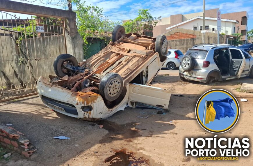 VÍDEO: Carro capota após colisão em cruzamento residencial e assusta moradores