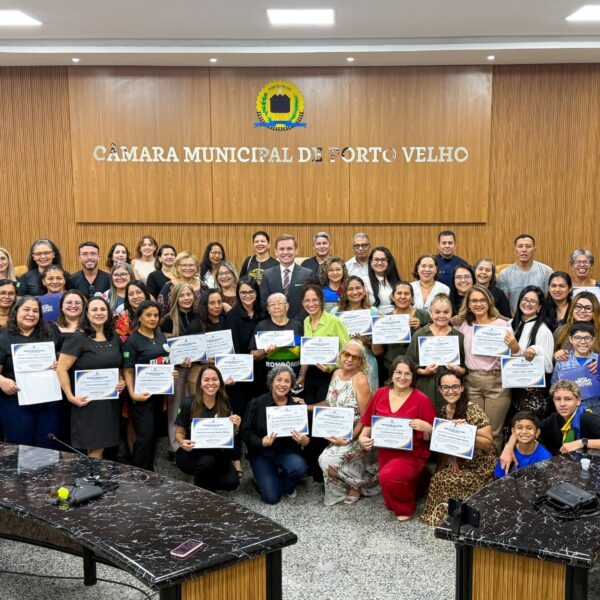 VEREADOR PASTOR BRUNO LUCIANO PRESTA HOMENAGEM A SERVIDORES DA EDUCAÇÃO MUNICIPAL COM ENTREGA DE MOÇÃO DE APLAUSO