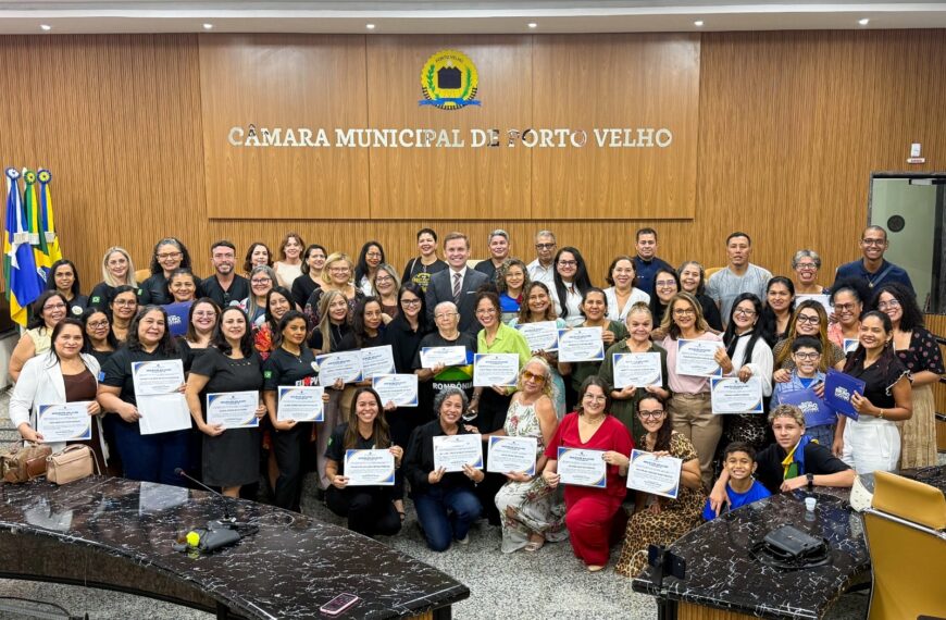 VEREADOR PASTOR BRUNO LUCIANO PRESTA HOMENAGEM A SERVIDORES DA EDUCAÇÃO MUNICIPAL COM ENTREGA DE MOÇÃO DE APLAUSO