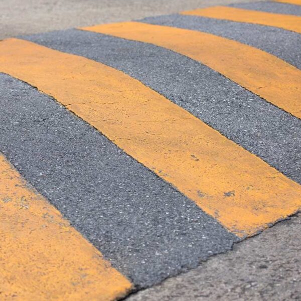 QUARTO ACIDENTE EM MENOS DE 24 HORAS: QUEBRA-MOLAS SEM SINALIZAÇÃO DEIXA MAIS UM MOTOCICLISTA GRAVEMENTE FERIDO EM PORTO VELHO