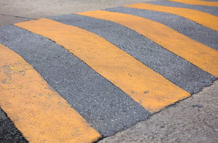 QUARTO ACIDENTE EM MENOS DE 24 HORAS: QUEBRA-MOLAS SEM SINALIZAÇÃO DEIXA MAIS UM MOTOCICLISTA GRAVEMENTE FERIDO EM PORTO VELHO