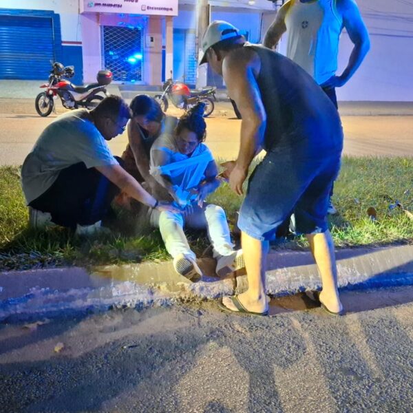 MULHER FRATURA O BRAÇO EM ACIDENTE E É LEVADA EM CARRO PARTICULAR APÓS FALTA DE AMBULÂNCIA EM PORTO VELHO