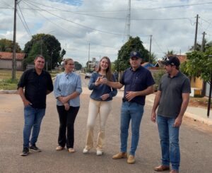 Gislaine Lebrinha acompanha obra de calçadas em Seringueiras