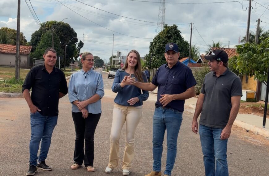 Gislaine Lebrinha acompanha obra de calçadas em Seringueiras
