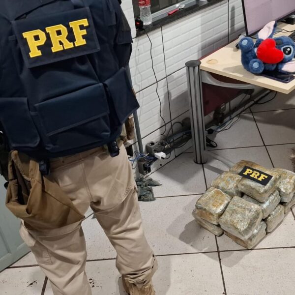 MULHER É PRESA PELA PRF COM TRÊS TABLETES DE MACONHA EM TÁXI NA BR-364