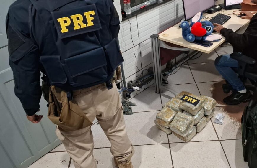 MULHER É PRESA PELA PRF COM TRÊS TABLETES DE MACONHA EM TÁXI NA BR-364