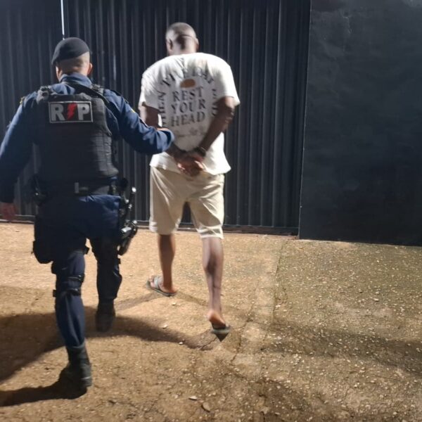 Veículo roubado e com sinais adulterados é apreendido em estacionamento de loja em Porto Velho; motorista é preso