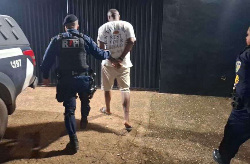 Veículo roubado e com sinais adulterados é apreendido em estacionamento de loja em Porto Velho; motorista é preso