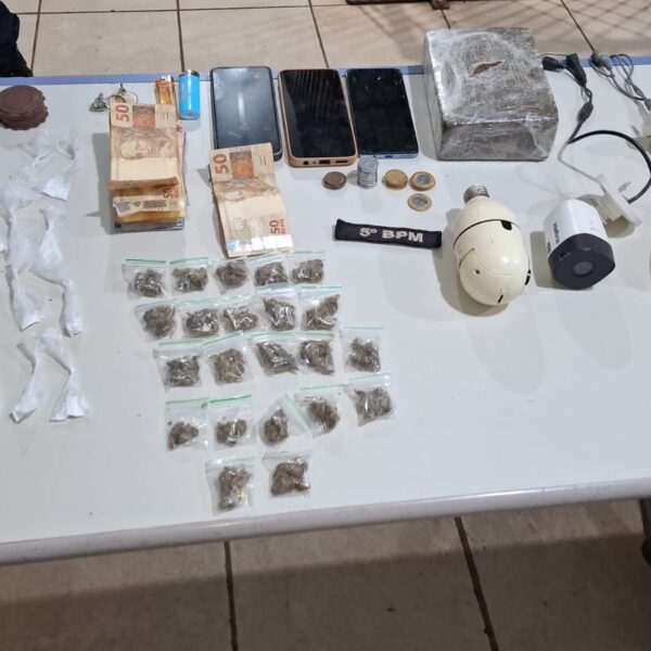 Casa monitorada por câmeras é alvo da PM e grupo é preso com drogas e dinheiro em Porto Velho