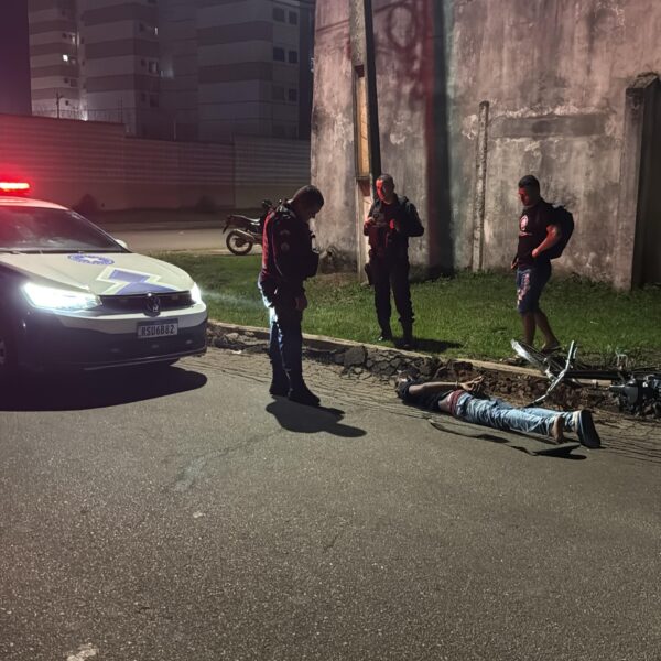 Populares perseguem e capturam suspeito após tentativa de assalto; vítima fica ferida durante luta corporal