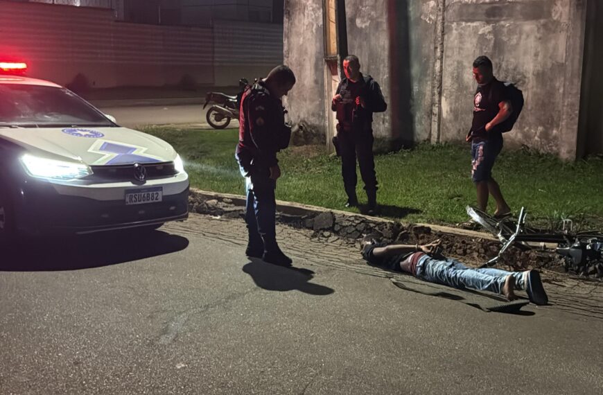 Populares perseguem e capturam suspeito após tentativa de assalto; vítima fica ferida durante luta corporal
