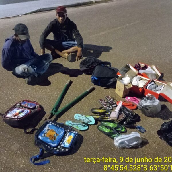 Dupla é presa após furtar loja e tentar fugir com mercadorias em Porto Velho