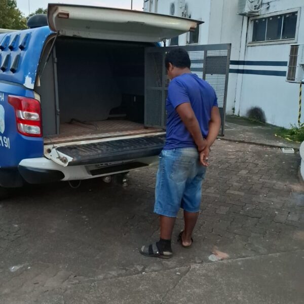 Homem tenta esconder identidade durante abordagem, mas acaba preso por mandado em aberto