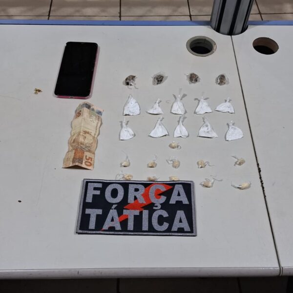 Adolescente confessa tráfico ao ver polícia e tenta esconder drogas em telhado