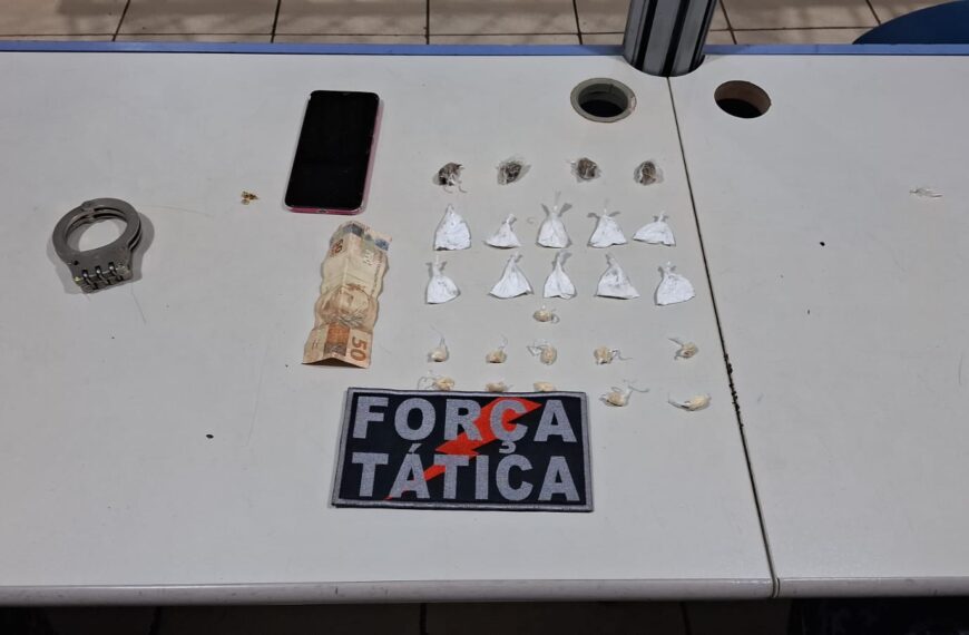 Adolescente confessa tráfico ao ver polícia e tenta esconder drogas em telhado