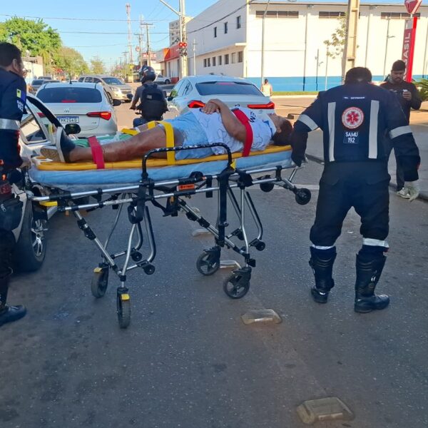 MOTOCICLISTA FICA GRAVEMENTE FERIDA EM ACIDENTE ENVOLVENDO SUZUKI DK 160 NA AVENIDA RIO DE JANEIRO