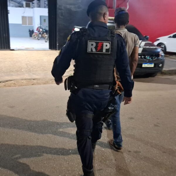 HOMEM É PRESO APÓS FURTAR OBJETO DE CAMINHONETE E SER CONTIDO POR MORADORES EM PORTO VELHO