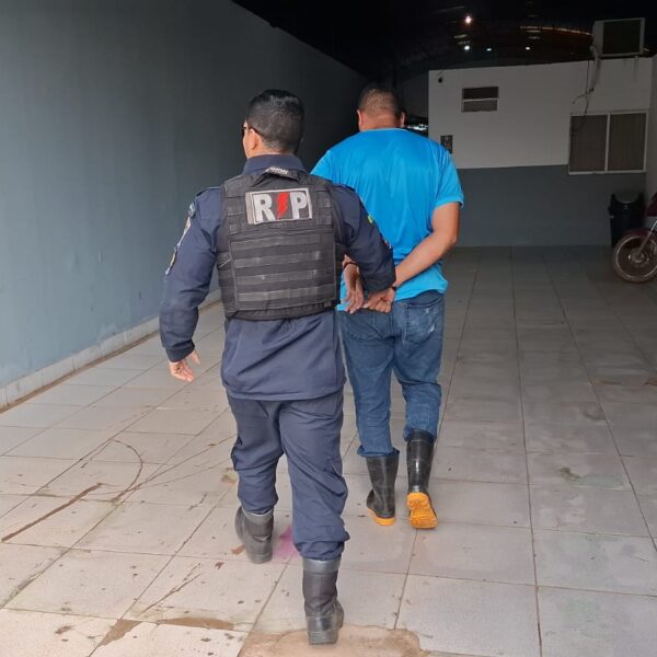 PORTEIRO É PRESO APÓS SER FLAGRADO POR CÂMERA DENTRO DE RESIDÊNCIA EM CONDOMÍNIO