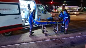 Homem é esfaqueado e pede socorro a policiais&hellip;