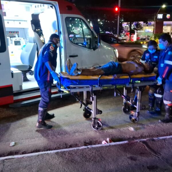 Homem é esfaqueado e pede socorro a policiais na Avenida Governador Jorge Teixeira