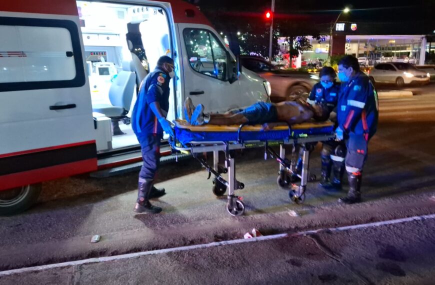 Homem é esfaqueado e pede socorro a policiais na Avenida Governador Jorge Teixeira