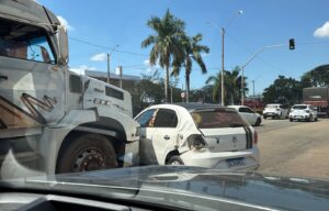ENGAVETAMENTO ENVOLVENDO CARRETA E TRÊS VEÍCULOS É REGISTRADO&hellip;