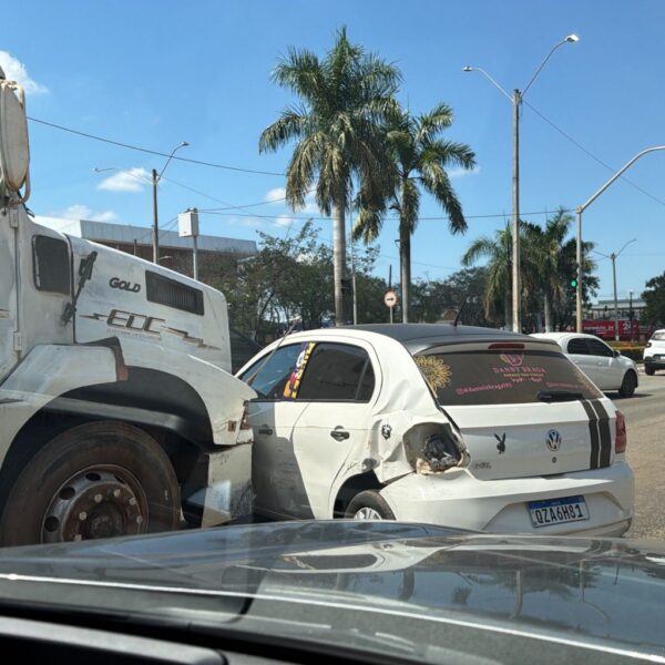ENGAVETAMENTO ENVOLVENDO CARRETA E TRÊS VEÍCULOS É REGISTRADO NA JORGE TEIXEIRA, EM PORTO VELHO