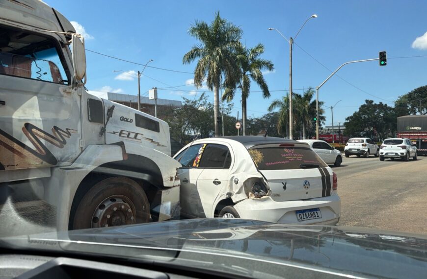 ENGAVETAMENTO ENVOLVENDO CARRETA E TRÊS VEÍCULOS…