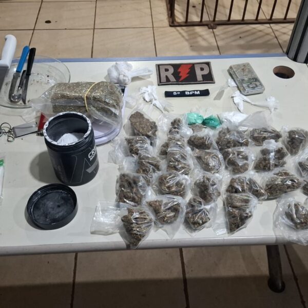Suspeito entra em desespero ao ver viatura, polícia encontra “boca de fumo” com grande quantidade de drogas e balanças de&hellip;