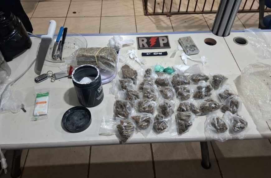 Suspeito entra em desespero ao ver viatura, polícia encontra “boca de fumo” com grande quantidade de drogas e balanças de&hellip;