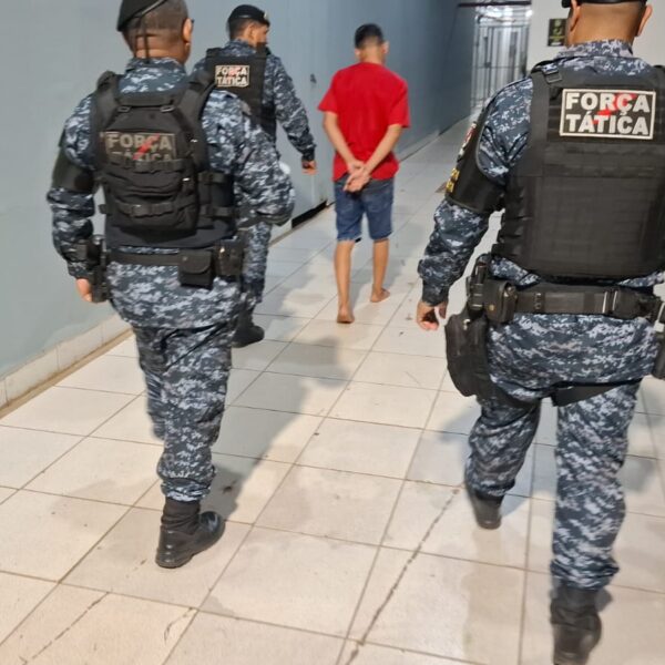 ADOLESCENTE CONFESSA TRÁFICO E POLÍCIA APREENDE DROGAS EM APARTAMENTO DE CONJUNTO HABITACIONAL