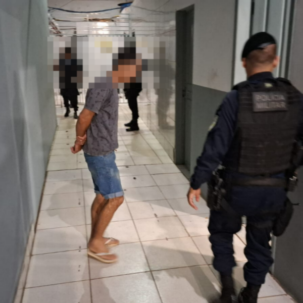 Homem é preso após agredir esposa e ameaçá-la com faca em distrito de Candeias do Jamari