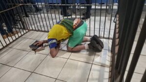 DESCUMPRIU MEDIDA PROTETIVA, DANIFICOU PORTÃO DA MÃE E&hellip;