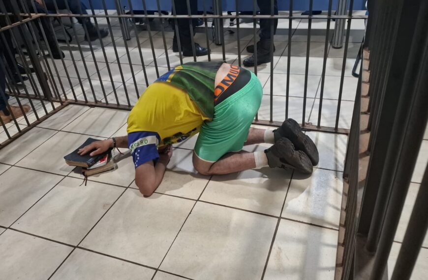 DESCUMPRIU MEDIDA PROTETIVA, DANIFICOU PORTÃO DA MÃE E TERMINOU PREGANDO NA CARCERAGEM EM PORTO VELHO