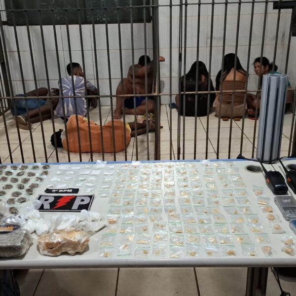 Operação policial desarticula ponto de tráfico, cumpre dois mandados de prisão e apreende grande quantidade de drogas