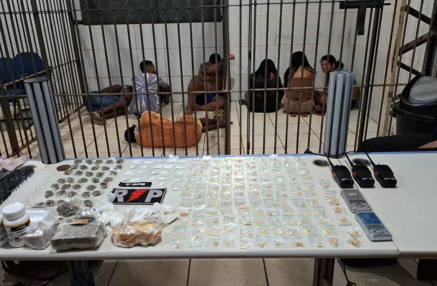 Operação policial desarticula ponto de tráfico, cumpre dois mandados de prisão e apreende grande quantidade de drogas