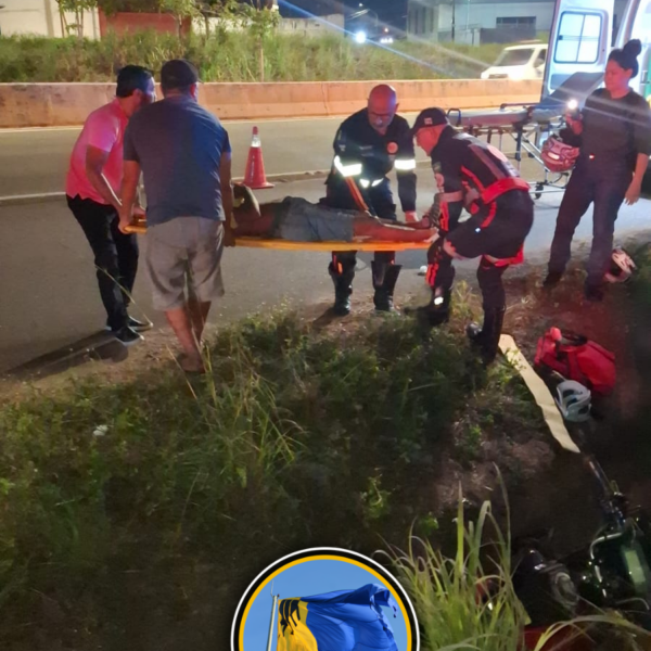 MOTORISTA PROVOCA ACIDENTE, CASAL É ARREMESSADO PARA VALA E FOGE DO LOCAL NA BR-364